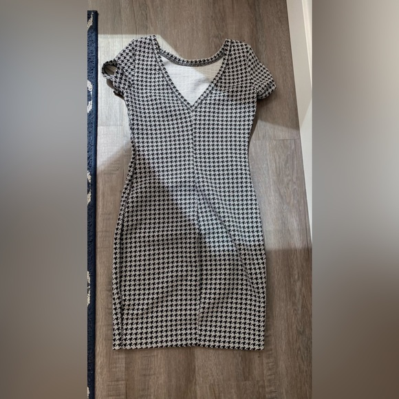Dynamite - Bodycon Dress - Low Back V - Pencil Dress - Small - Houndstooth - Picture 8 of 11